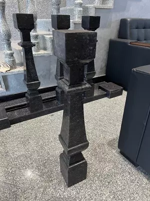 Полированные квадратные балясины из гранита Black Diamond