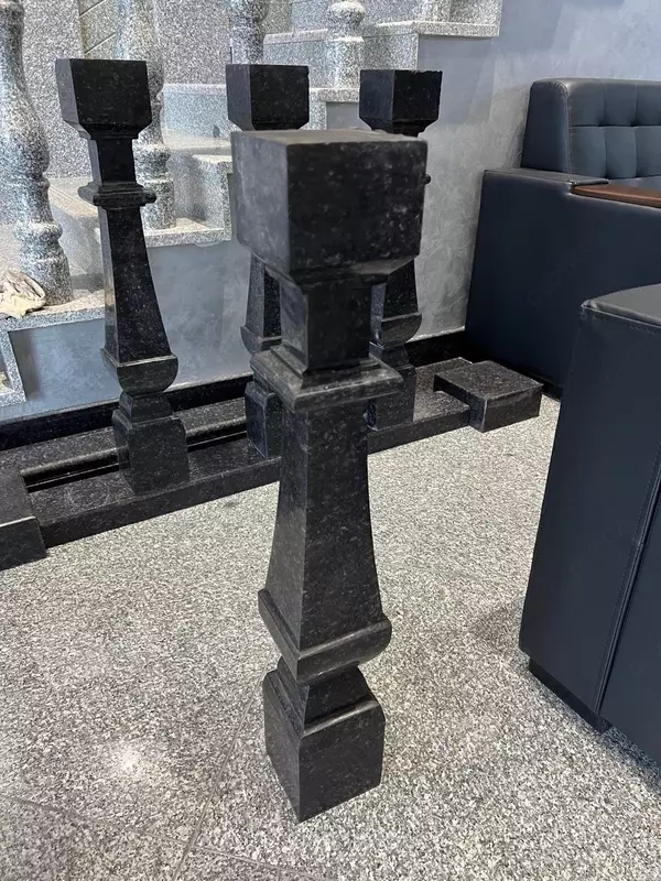 Полированные квадратные балясины из гранита Black Diamond Только в розницу