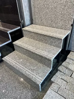 Kuksaroy granitining sayqallangan qadamlari - 110 000 so'm / donadan