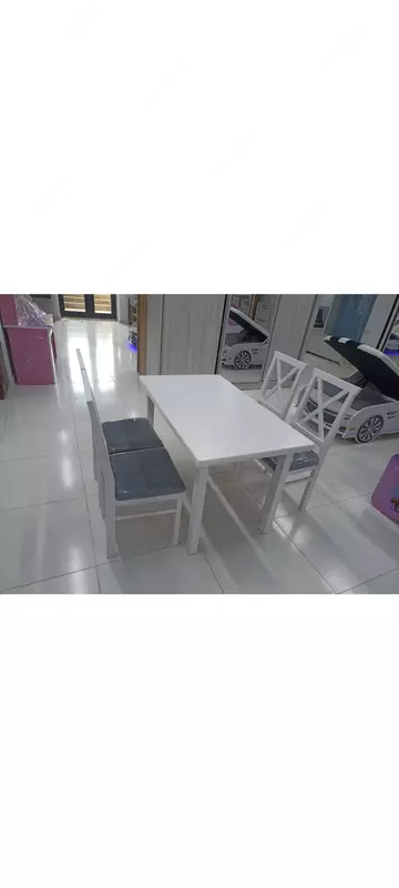 Обеденный стол со стульями