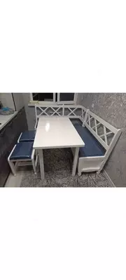 Кухонный уголок с двумя табуретками