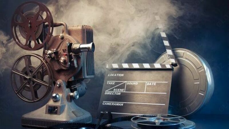 Erkak va ayolning qora va oq erotik fotosurati