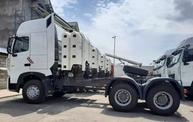 Тягач Howo A7 6x4 CNG газли, рессорали
