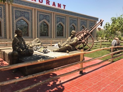 Скульптурная композиция из бронзы "Друзья на отдыхе"