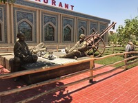 Скульптурная композиция из бронзы "Друзья на отдыхе" - 131 595 530 сум