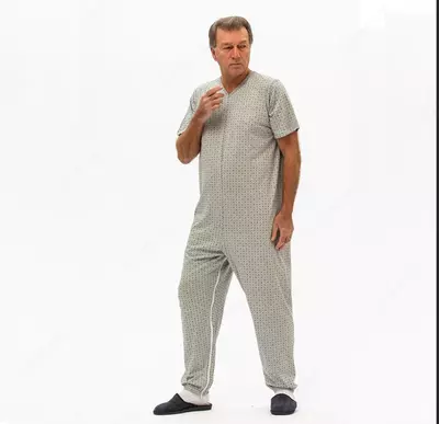 Одежда для лежачих больных с удобным переодеванием при использование памперса или туалетным устройством.