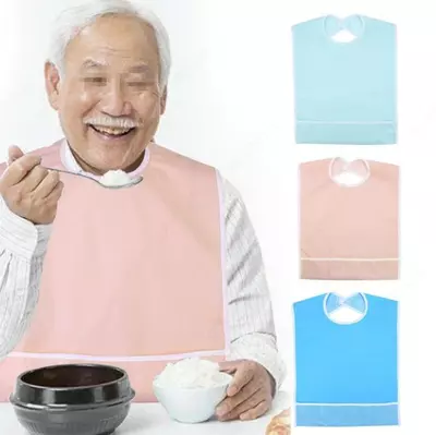 Нагрудник для взрослых защищает постель и одежду во время кормления лежачих и малоподвижных пациентов