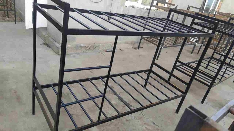 Ikki qavatli yotoq (kontrplak va yig'ish bilan)