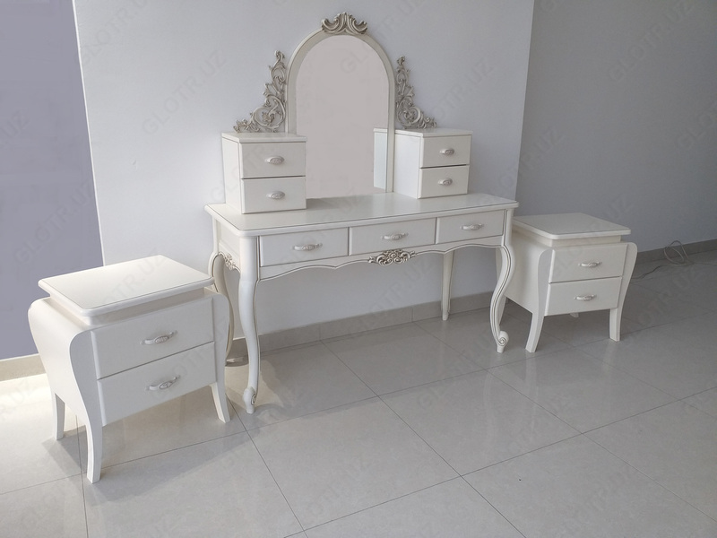 Туалетный столик с зеркалом