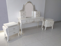 Туалетный столик с зеркалом