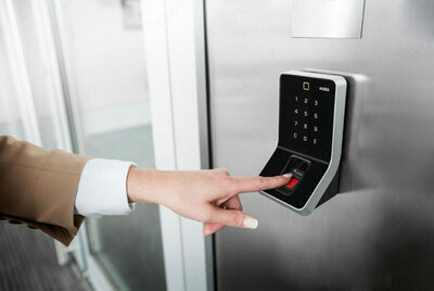 Установка биометрического контроля доступа по отпечаткам пальцев