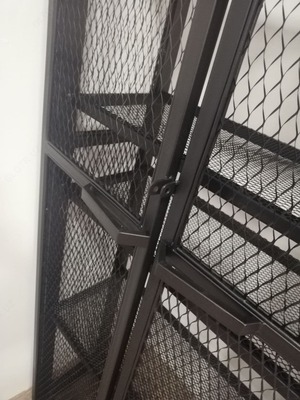 Сетчатый металлический шкаф