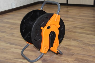 Катушка для поливных шлангов металлическая+пластмасса без колёс (чёрно-оранжевая)