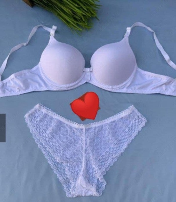 Hojatxonaning teshigidan sik tasvirlangan yuqori sifatli porno tomosha qiling.