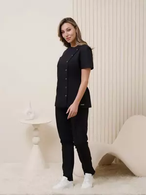 Ayollar tibbiy kostyumi