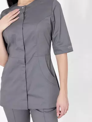 Ayollar uchun tibbiy kostyum