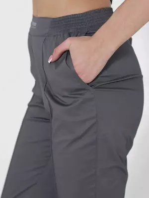 Ayollar uchun tibbiy kostyum