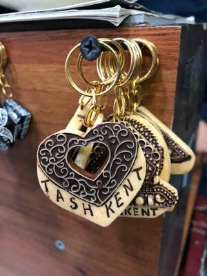 Сувенирные брелки из кости