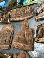 Pishirilgan loydan yasalgan yodgorlik an'anaviy magnitlar