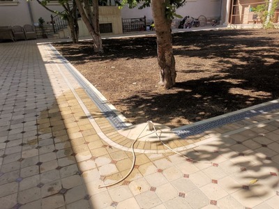 Брусчатка ва паркинглар учун дренажний лотоклар решоткаси билан бирга.