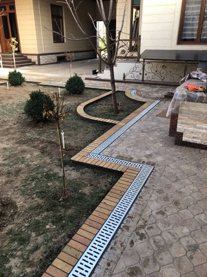 БРУСЧАТКА ВА ПАРКИНГЛАР УЧУН ДРЕНАЖНИЙ ЛОТОКЛАР РЕШОТКАСИ БИЛАН БИРГА. - 145 000 сум / шт.