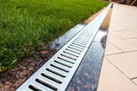 Лоток пластиковый SteePlain DN100 H100 в комплекте с стальной оцинкованной решеткой класса А15