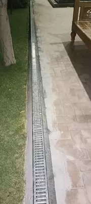 Лоток пластиковый SteePlain DN100 H100 в комплекте с стальной оцинкованной решеткой класса А15 TURON DRAIN