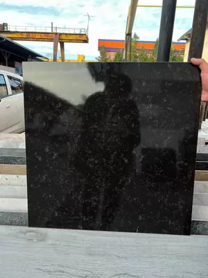 Глянцевый кафель 60/60 зернисто-черный - 78 000 сум / шт.