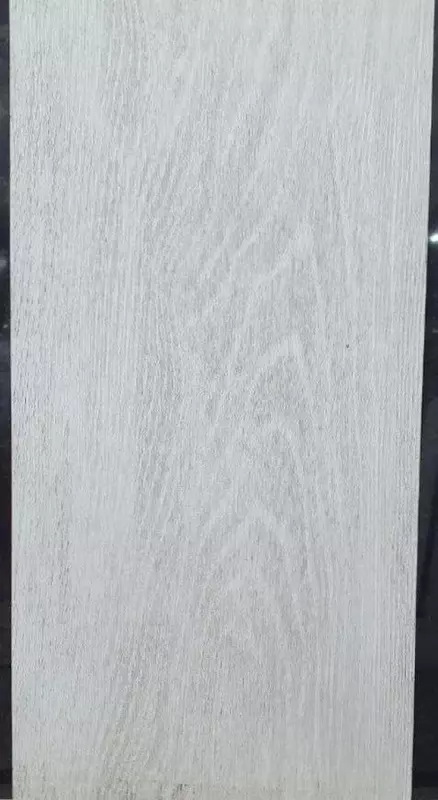 серое дерево