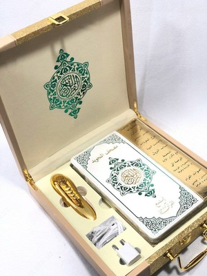 Oltin charm chamadonda elektron qalam bilan Qur'on