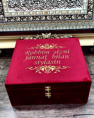 300 000 сум / шт. Подарочные наборы с надписью наверху