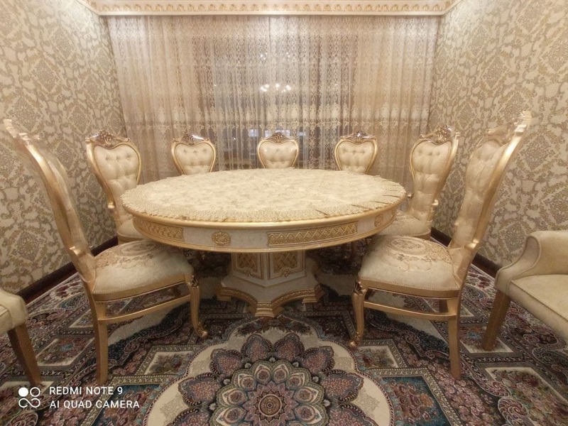 №1 stol va stullar to'plami