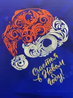 Yangi yil sumkalari va kashta bilan tikilgan qopchalar