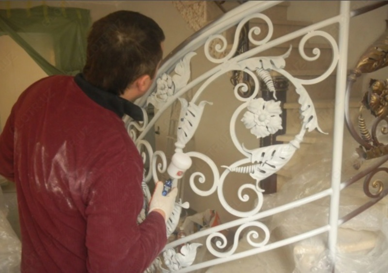 Покраска металлических перил