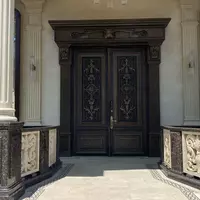 Узорная Двойная Кованная дверь в стиле Ампир с короной и об наличниками