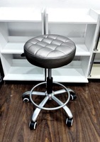 Стул на колесиках для маникюрного кабинета