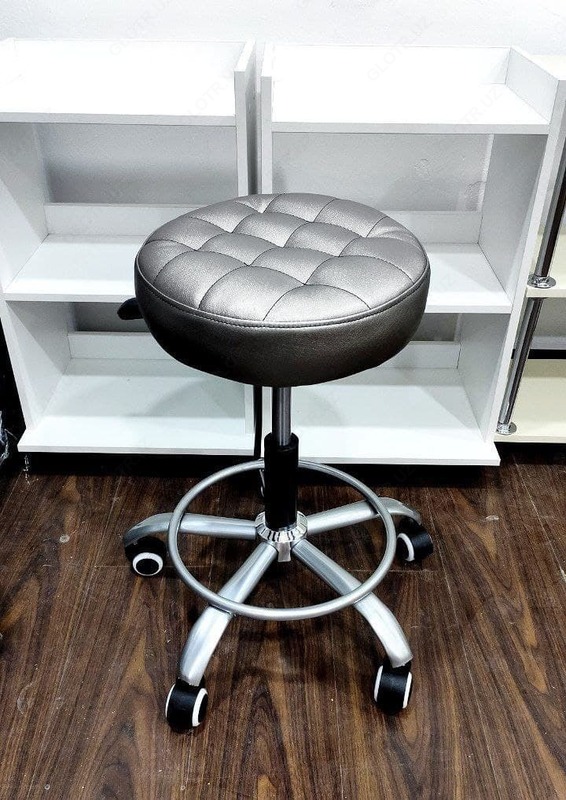 Стул на колесиках для маникюрного кабинета