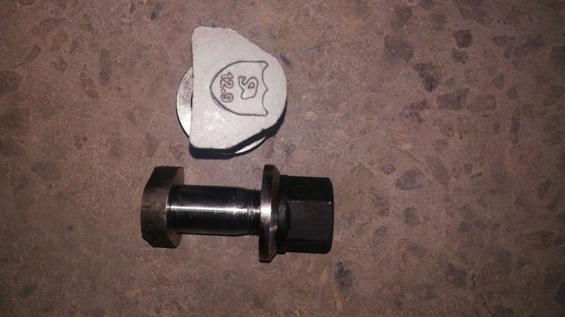 Шпилька колеса с гайкой передняя D=23 L=80 без насечки HOWO A7 (WG9100410212)