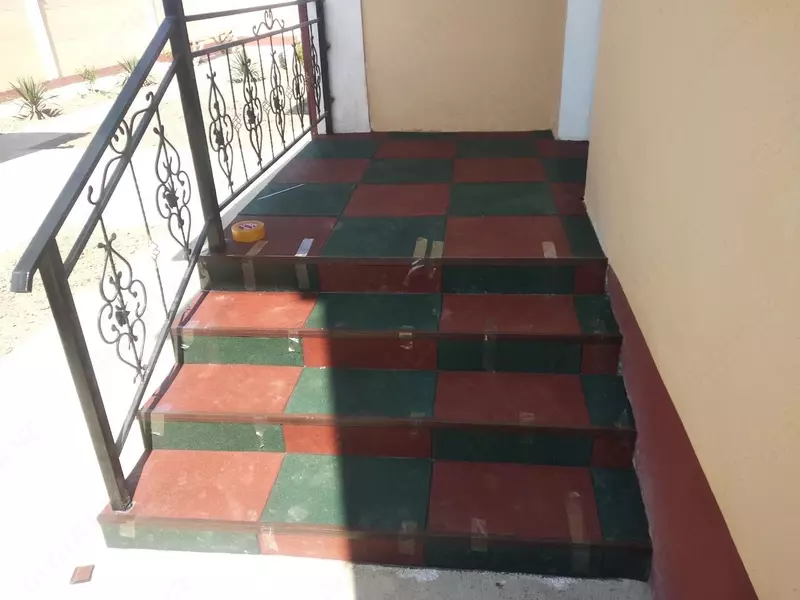 Zinapoya uchun kauchuk plitkalar