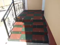 Zinapoya uchun kauchuk plitkalar