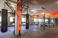 Fitnes klublari va krossfit maydonlari uchun Rubber Max Sport kauchuk plitalari (1000 x 1000 x 25 mm) - Sport maydonlarini qoplash