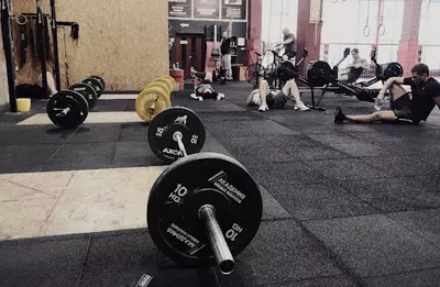 Fitnes klublari va krossfit maydonlari uchun Rubber Max Sport kauchuk plitalari (1000 x 1000 x 35 mm) Chakana savdo