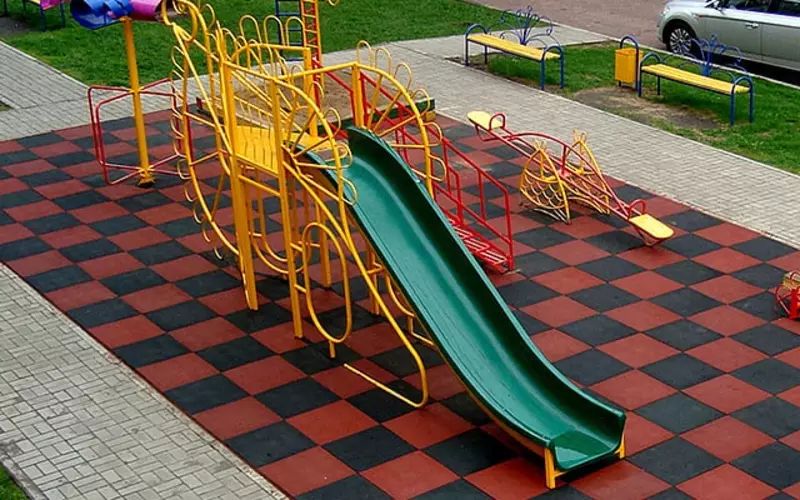 O'yin maydonchasi uchun ko'p rangli kauchuk plastinka "Rubber Max Sport" (490 x 490 x 25 mm) Chakana savdo