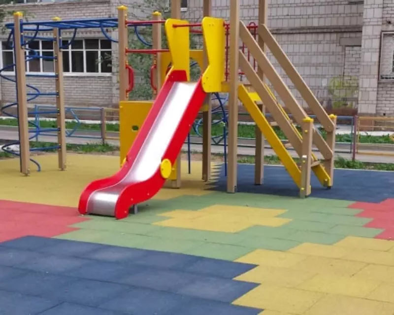 O'yin maydonchasi uchun ko'p rangli kauchuk plastinka "Rubber Max Sport" (490 x 490 x 30 mm)