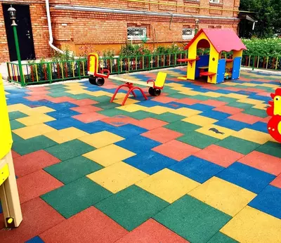 O'yin maydonchasi uchun ko'p rangli kauchuk plastinka "Rubber Max Sport" (1000 x 1000 x 30 mm)