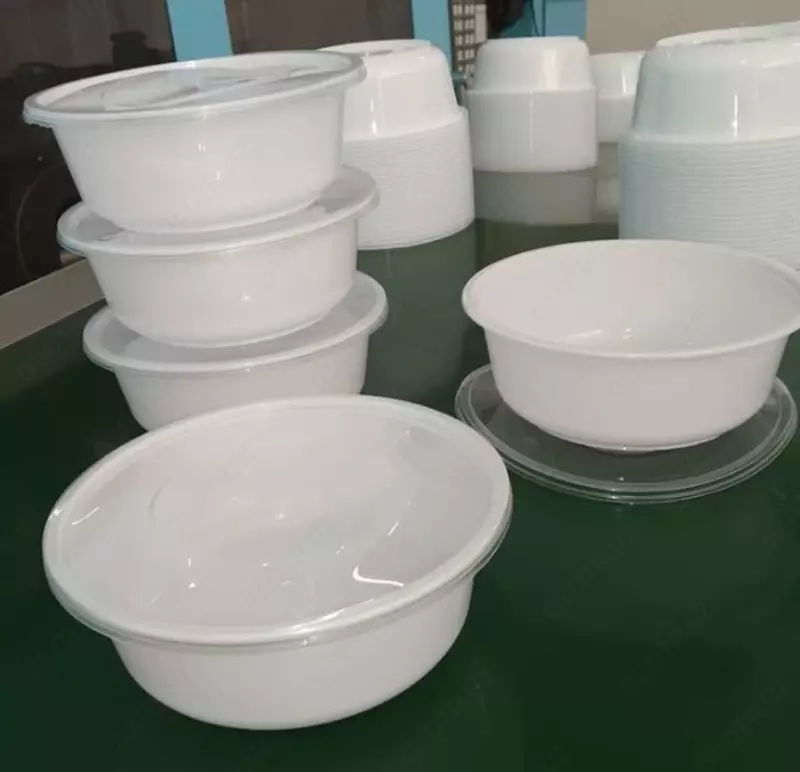 Пластиковый круглый контейнер с прозрачной крышкой