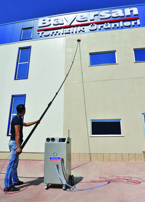 Derazalar va vitrinalarning jabhalarini baland ko'tarish uchun jihozlangan aravachasi Ulgurji va chakana