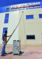 Derazalar va vitrinalarning jabhalarini baland ko'tarish uchun jihozlangan aravachasi Ulgurji va chakana