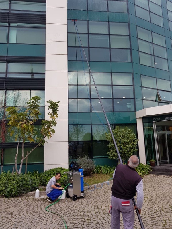 Derazalar va vitrinalarning jabhalarini baland ko'tarish uchun jihozlangan aravachasi по запросу - CLEAN MARKET UT