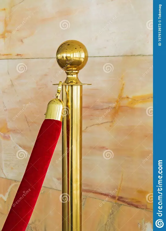 Канатные стойки с лентой, Столбики ограждения ленточный